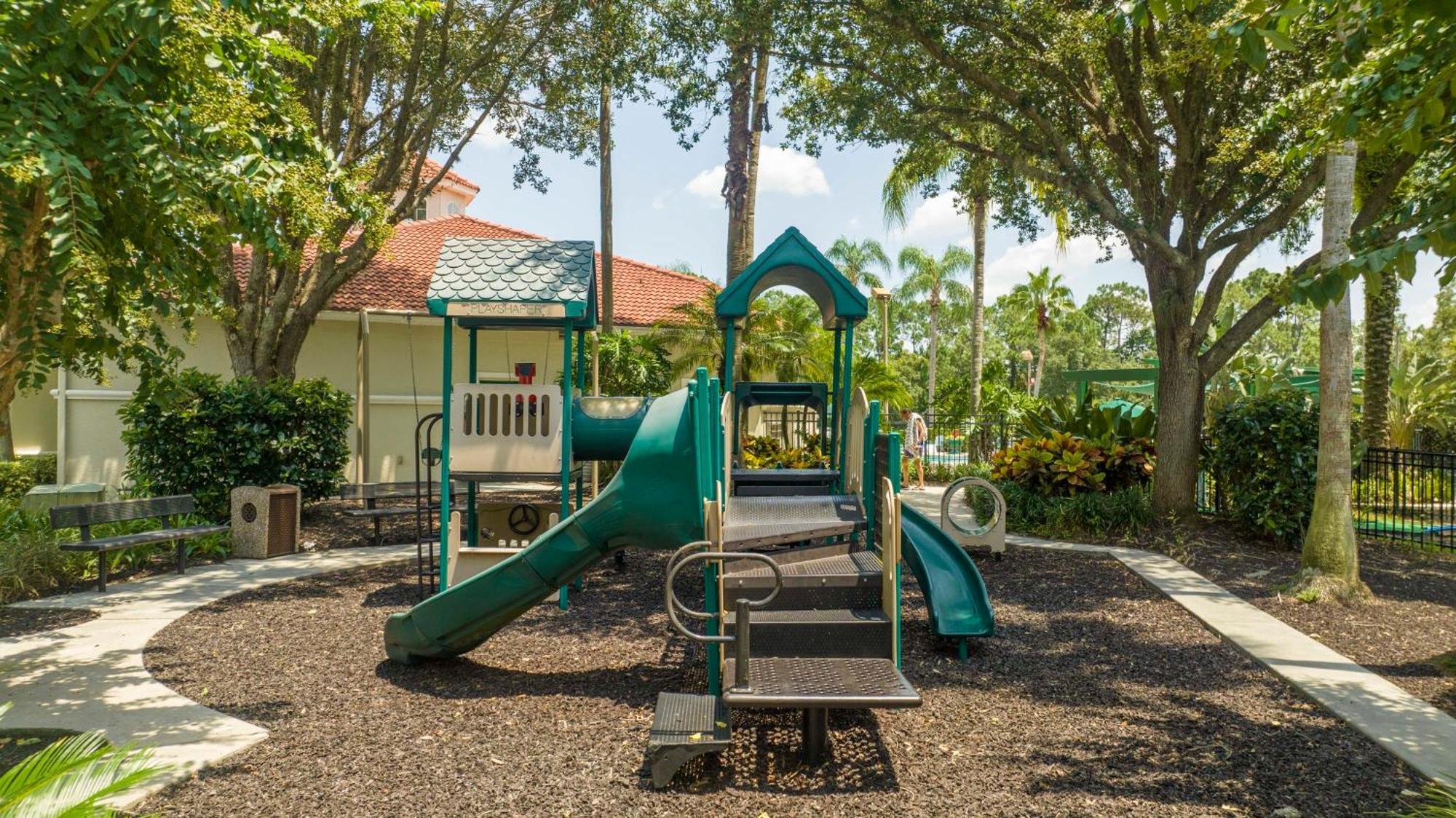 Waterslide 6 Bed Lux Emerald Island *
