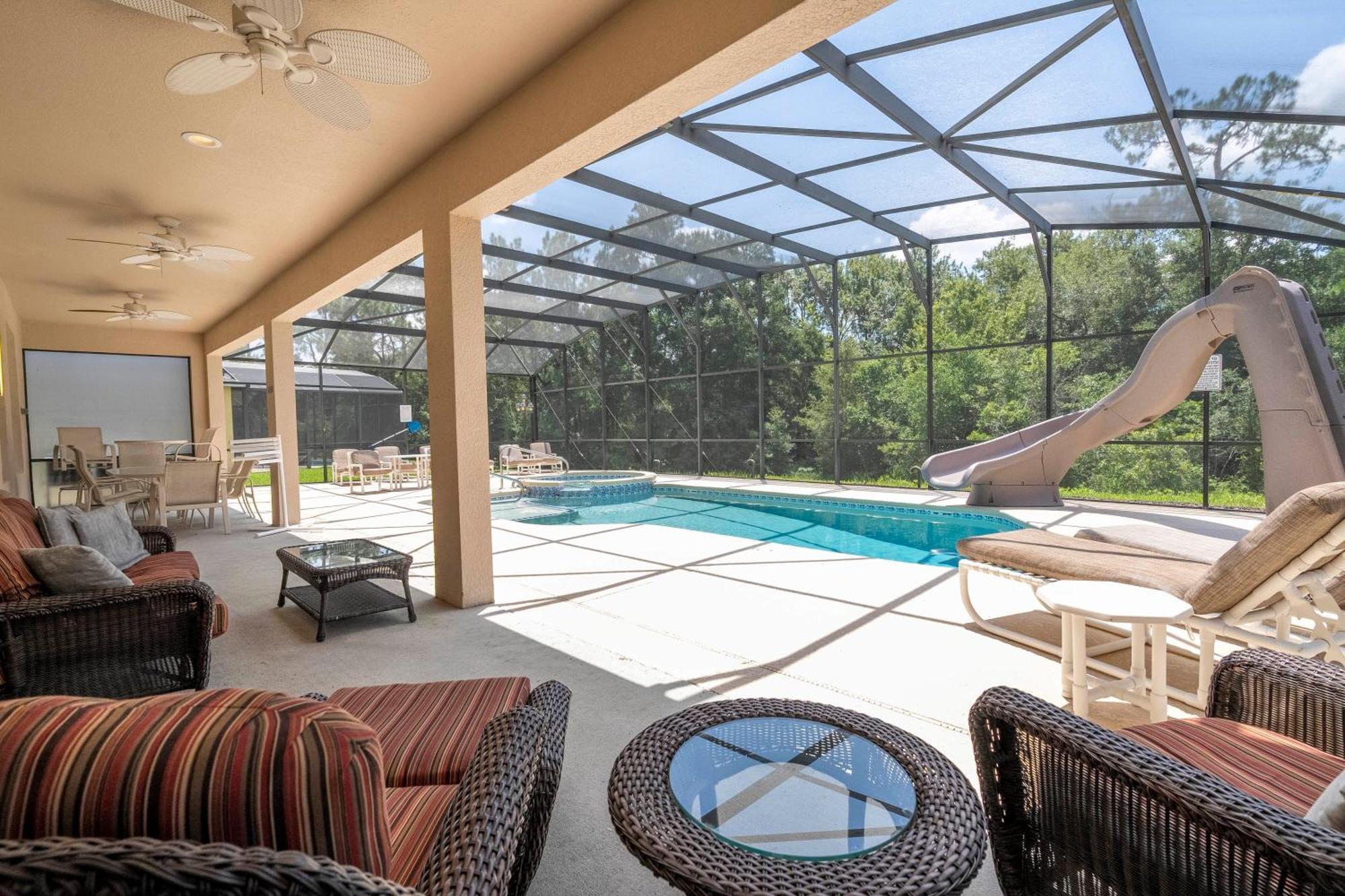 Waterslide 6 Bed Lux Emerald Island