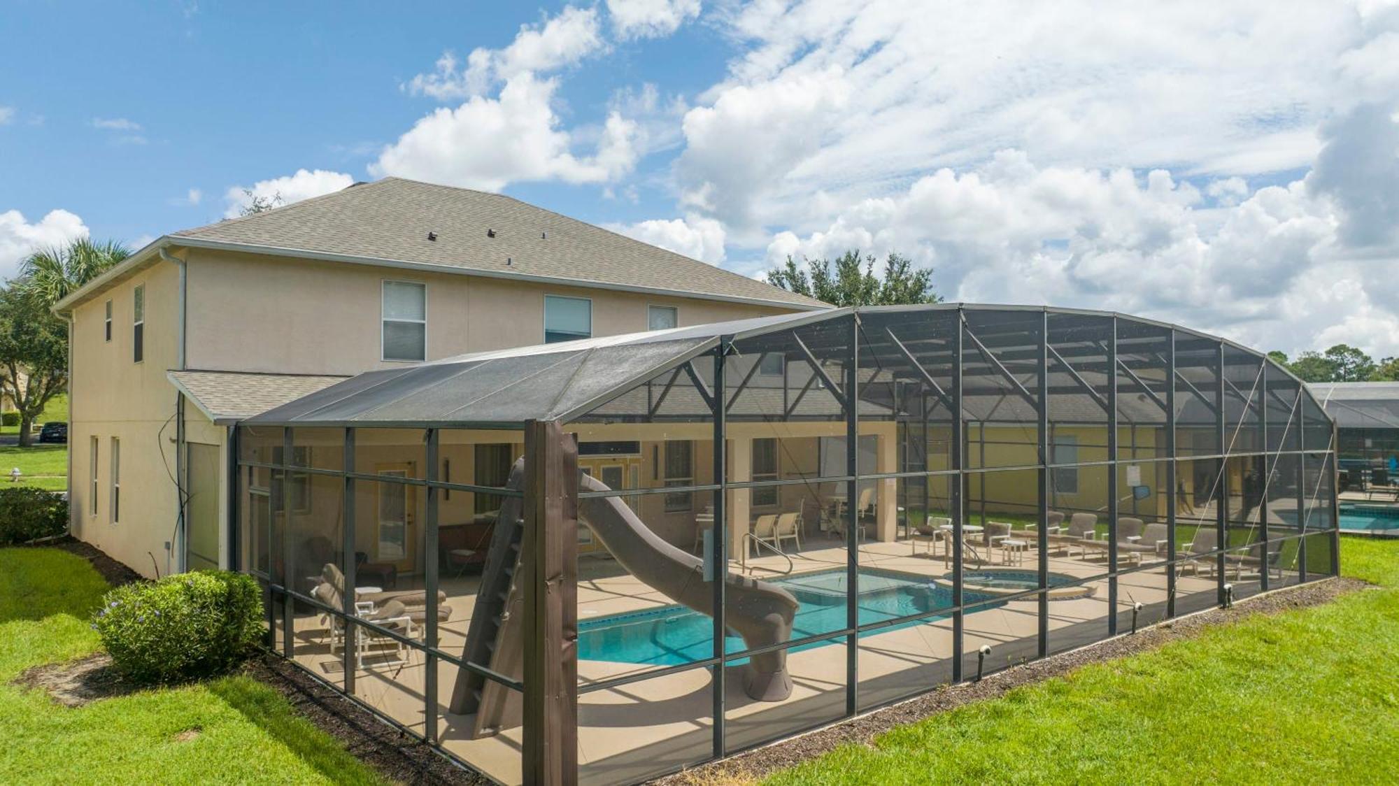 Waterslide 6 Bed Lux Emerald Island
